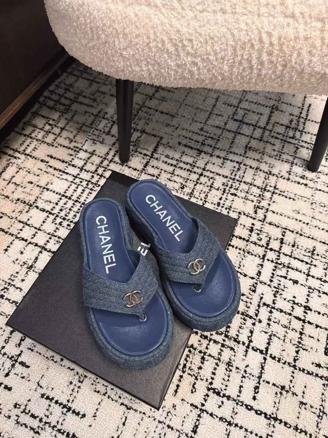 👟👟Ex-factory price 502👟👟 High version Chanel new color thick-soled slippers, easy to wear and versatile, must-have high-end tool shoes in summer, upper lambskin & customized denim, lining calfskin, original outsole Size: 35-39 (customized for 40, non-refundable)
